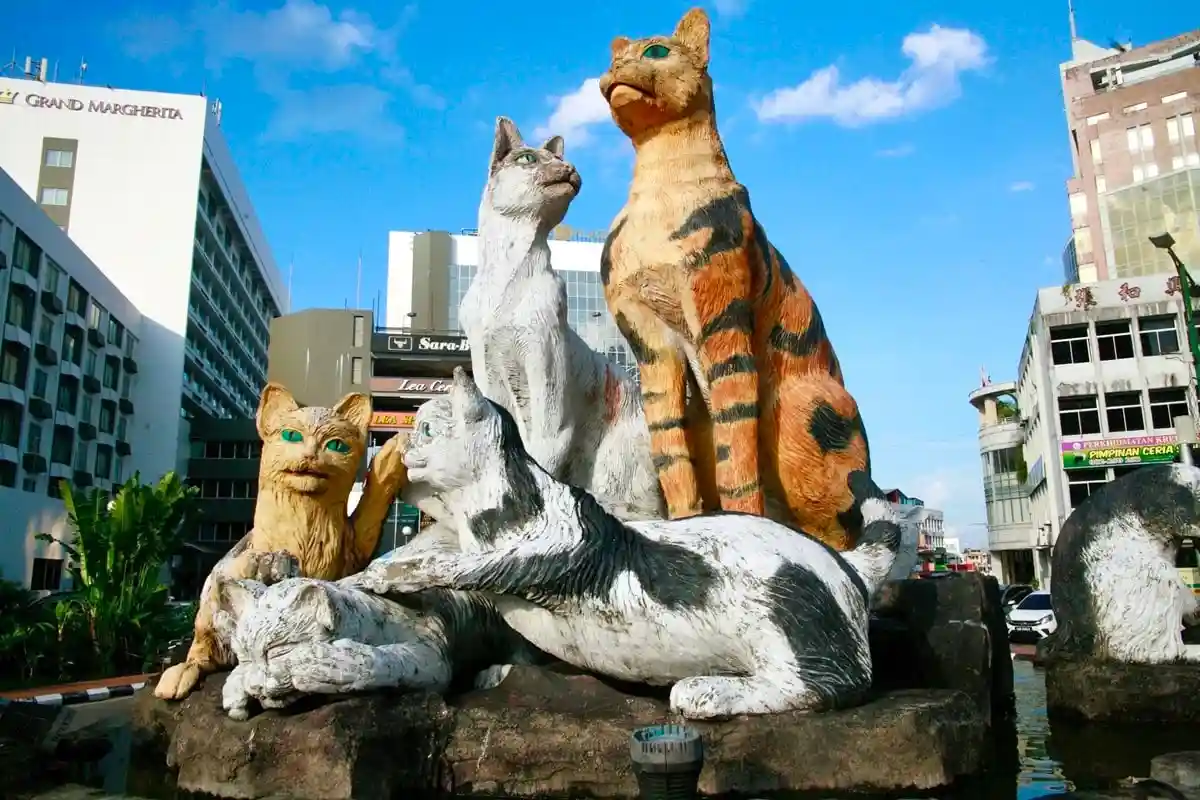 Kuching cat monument
